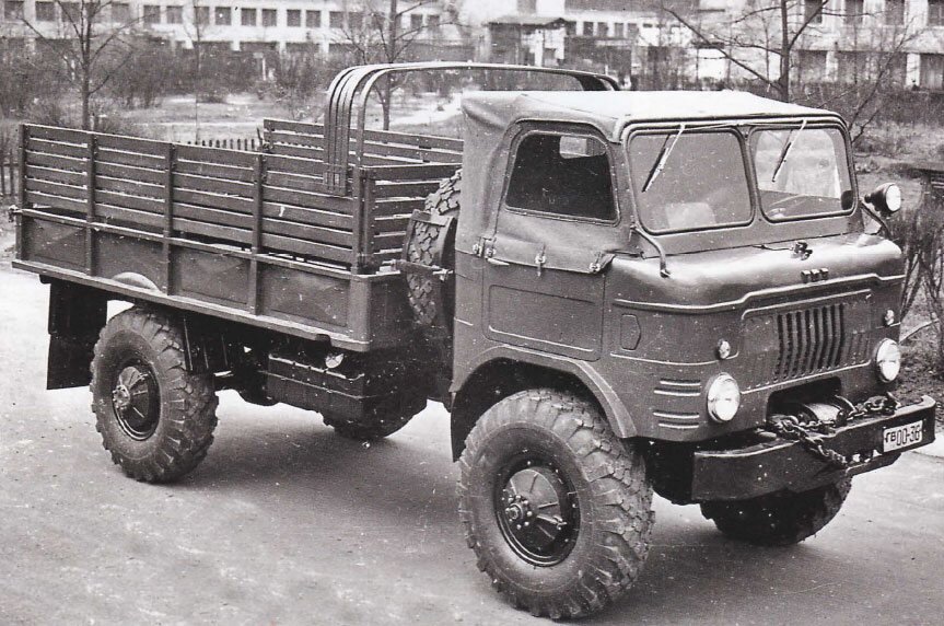 ГАЗ-66 с складным матерчатым верхом. 
