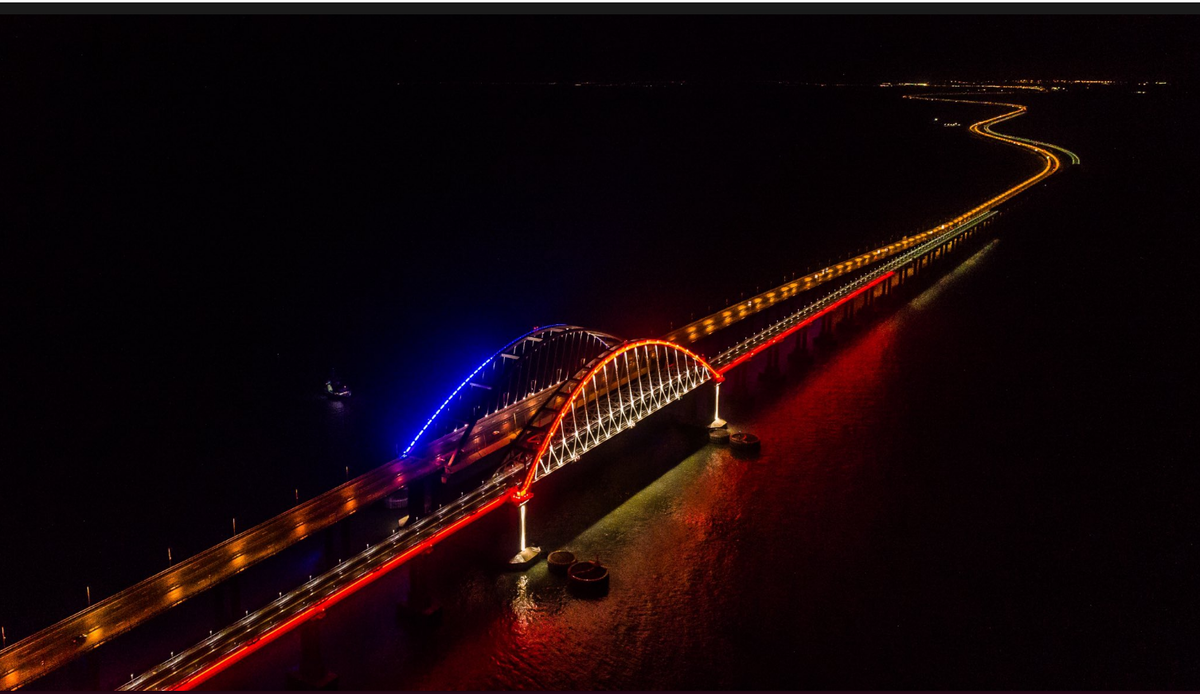 Крымский мост светится