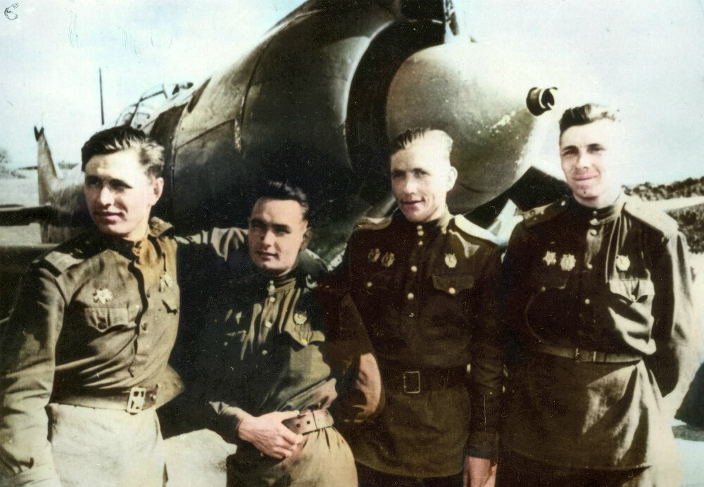 Летчики 31-го иап после боевого вылета. Слева направо: заместитель командира эскадрильи старший лейтенант Н.М.Скоморохов, командир эскадрильи капитан Д.С.Кравцов, командир эскадрильи капитан Н.И.Горбунов и заместитель командира эскадрильи старший лейтенант И.И.Быстров. Весна 1944 г.