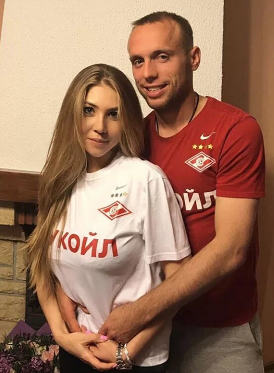 Жена футболиста Дениса Глушакова, застукала его в бане с девушкой лёгкого поведения! Теперь при разводе она получит две квартиры в Москве, две квартиры в Сочи и свыше 100 миллионов рублей.