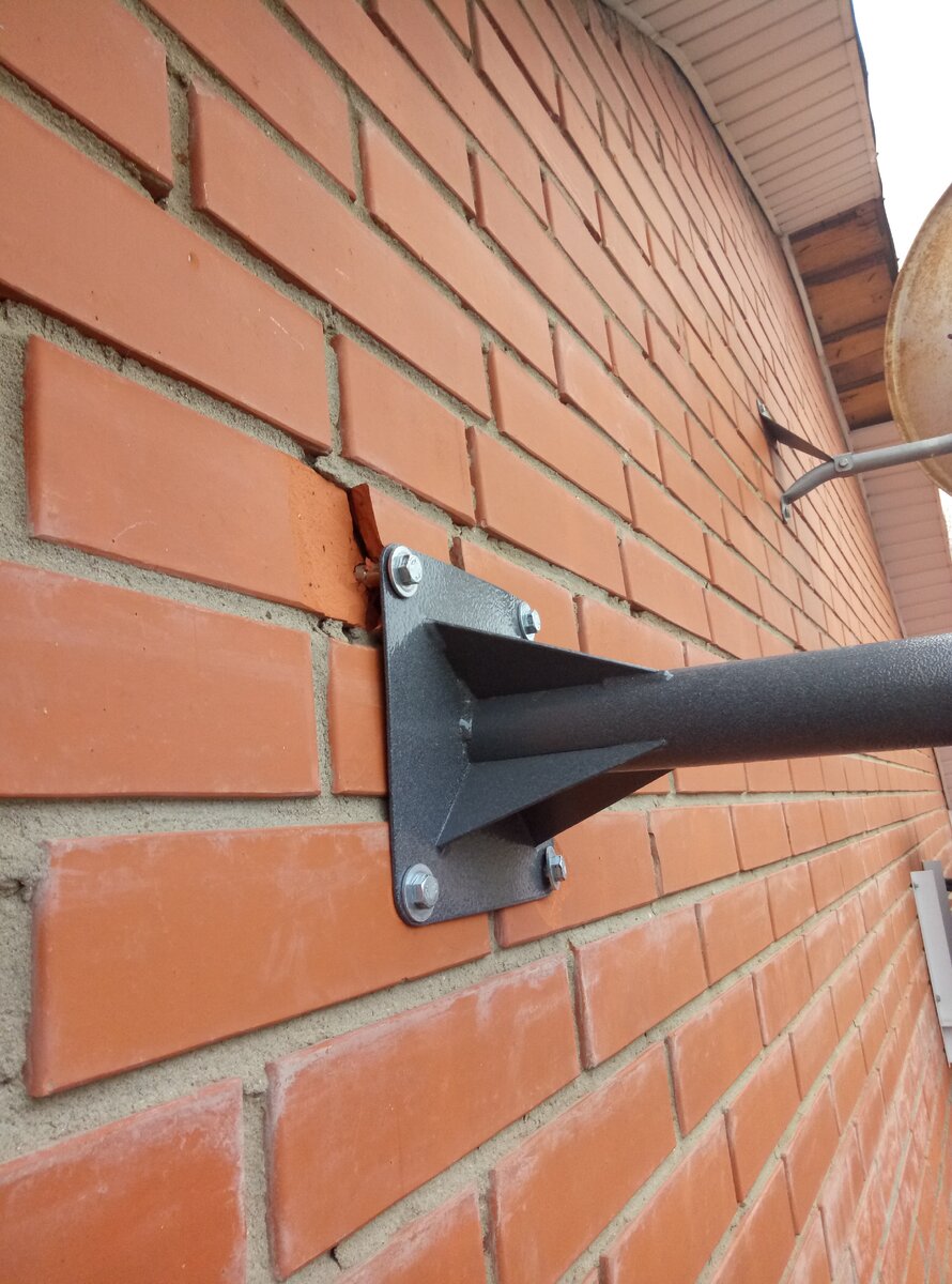 Неделю как прикручено, но кирпич уже начал отваливаться.