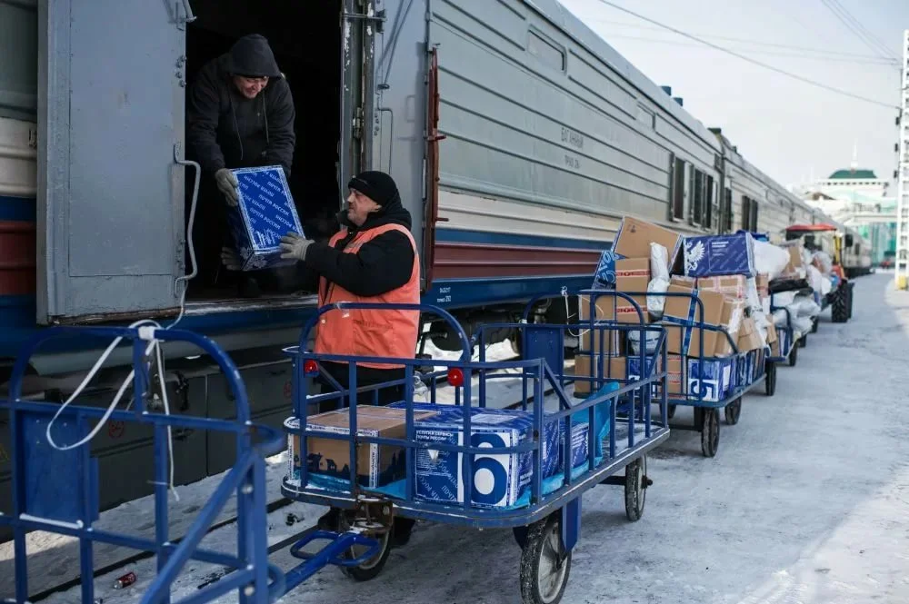 Перевозка багажа в багажном вагоне. Почтовый вагон. Почтово багажный поезд. Разгруженный вагон. Тележка почтового вагона.