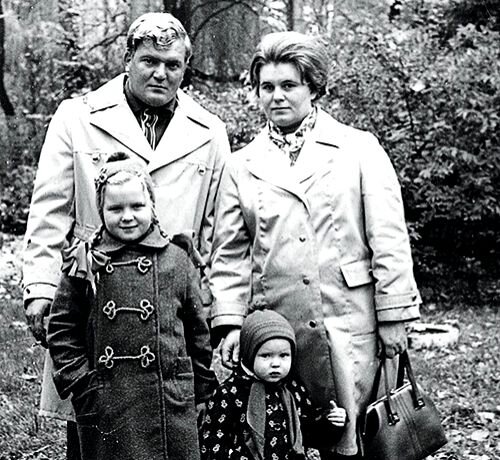 С родителями и старшей сестрой