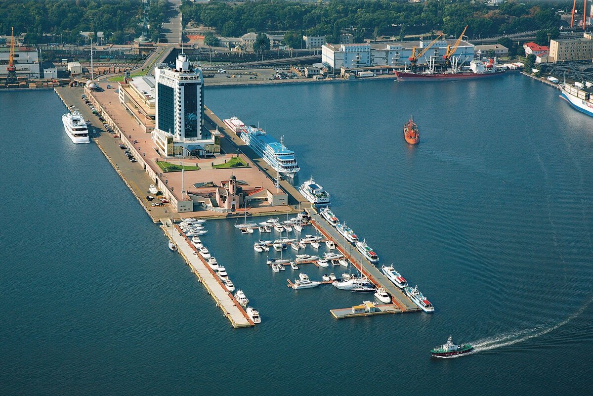 Крупнейший морской торговый порт Украины.