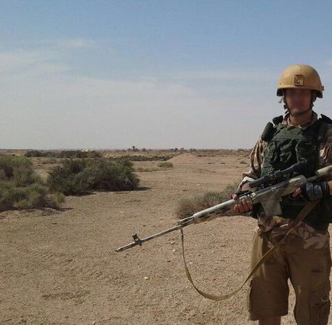 На фоне Сирийского пейзажа