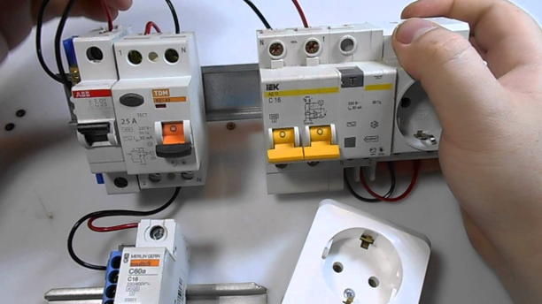 Рисунок 2. Пример установки  обычного и дифференциального автоматов на DIN-рейку