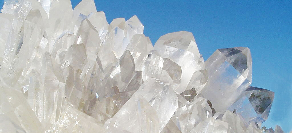 Природные кристаллы алунита(квасцов) выглядят так...