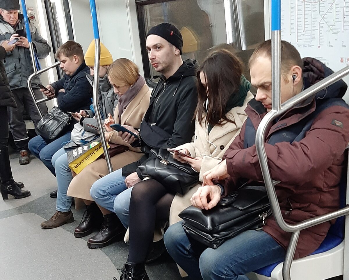 Раньше в метро читали книги...