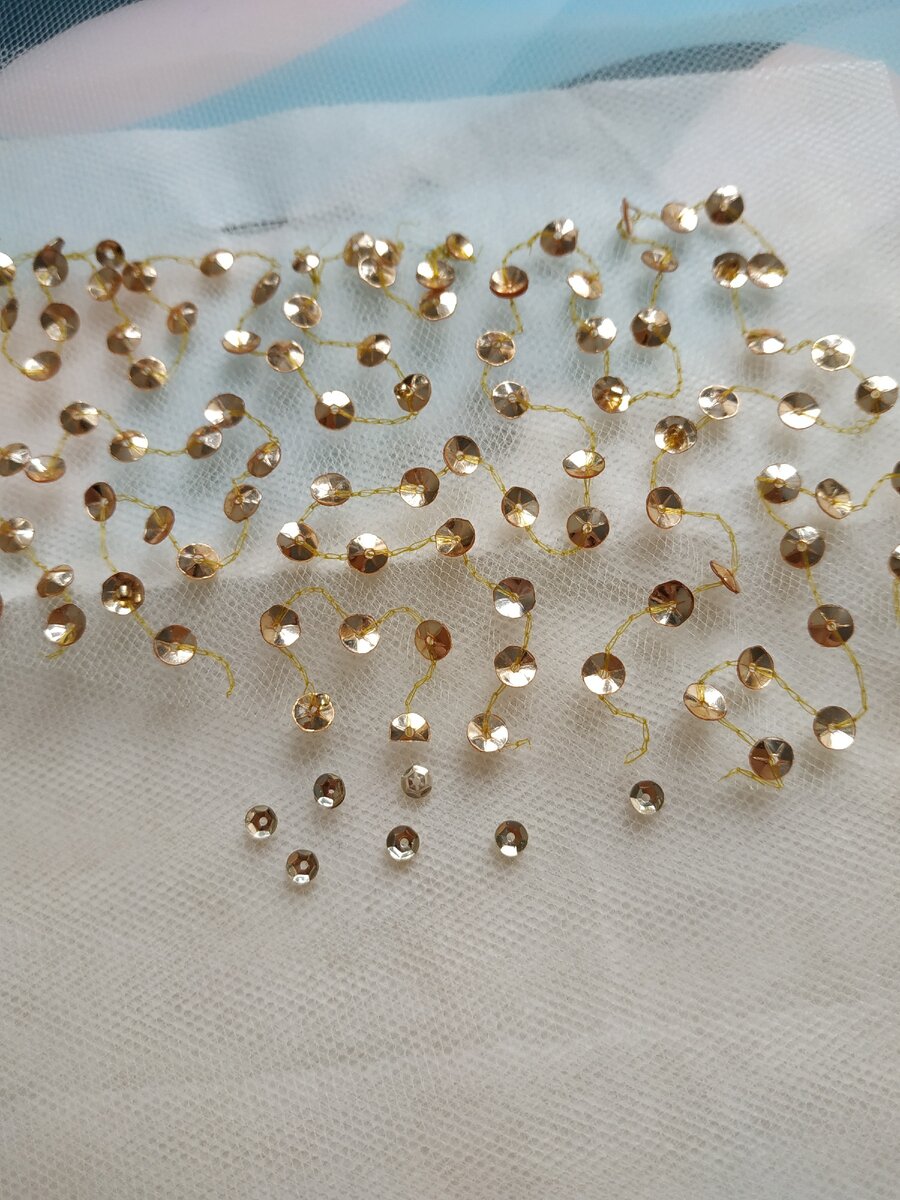 Внизу пайетки, которые я заказала. Они на 2 мм отличаются  от  оригинала