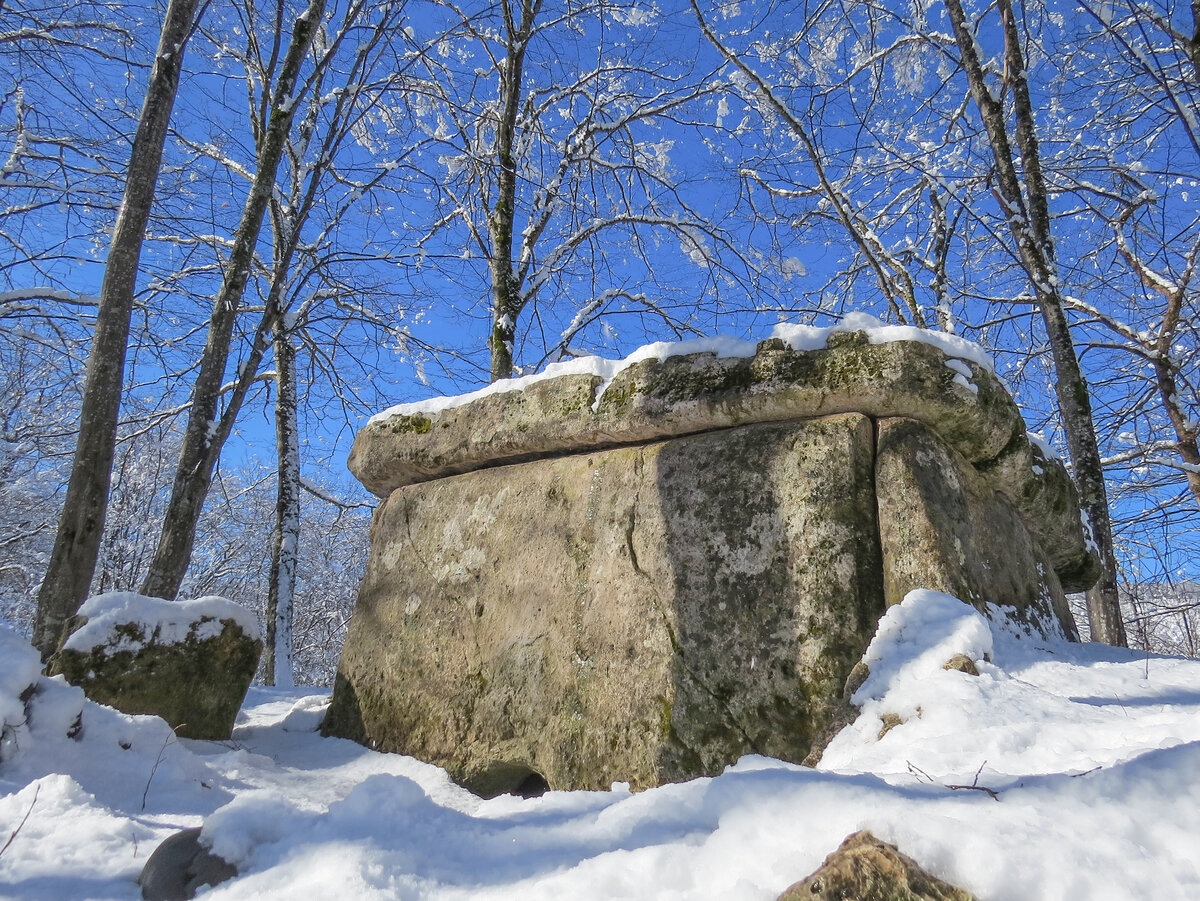 Дольмен в п. Каменномостский. Здесь и далее фото автора, 1 февраля 2020 г.