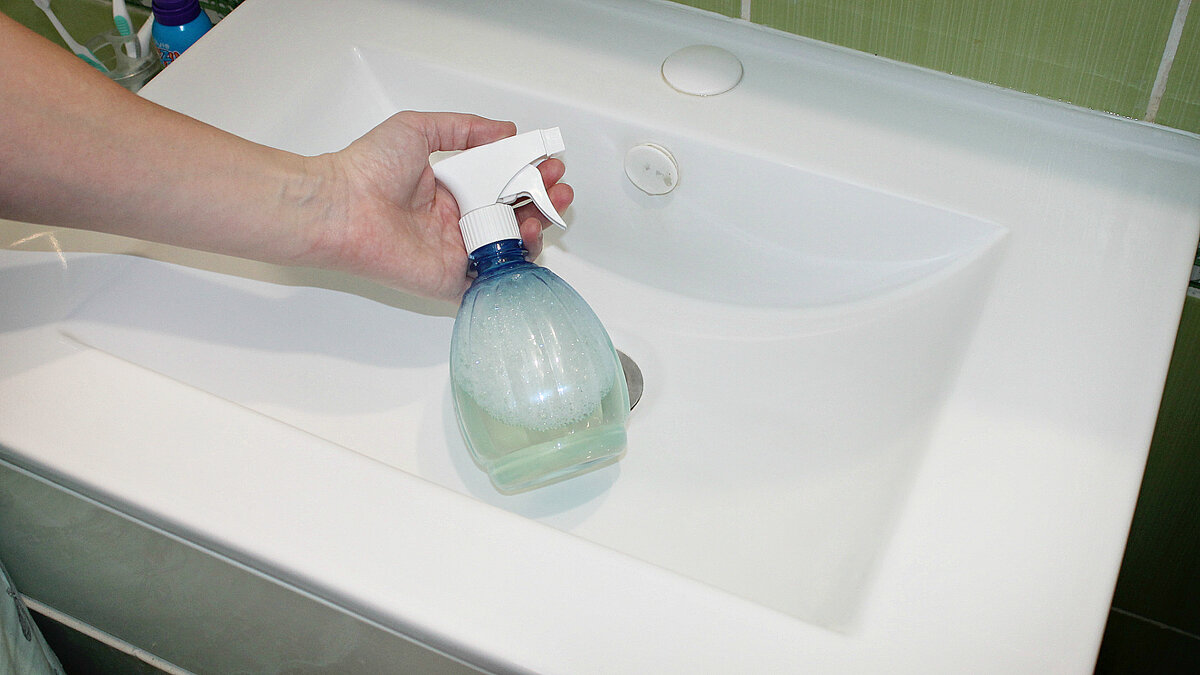 В ванной раковины унитазы чистят сколько раз. Эпоксидная смола чем отмыть от раковины. Чем отмыть стеклянную раковину в ванной. Акриловая раковина чем отмыть.