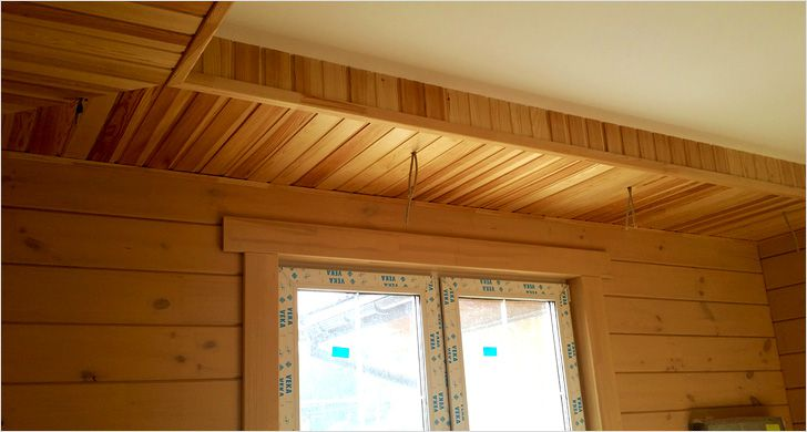Красивый потолок в деревянном доме