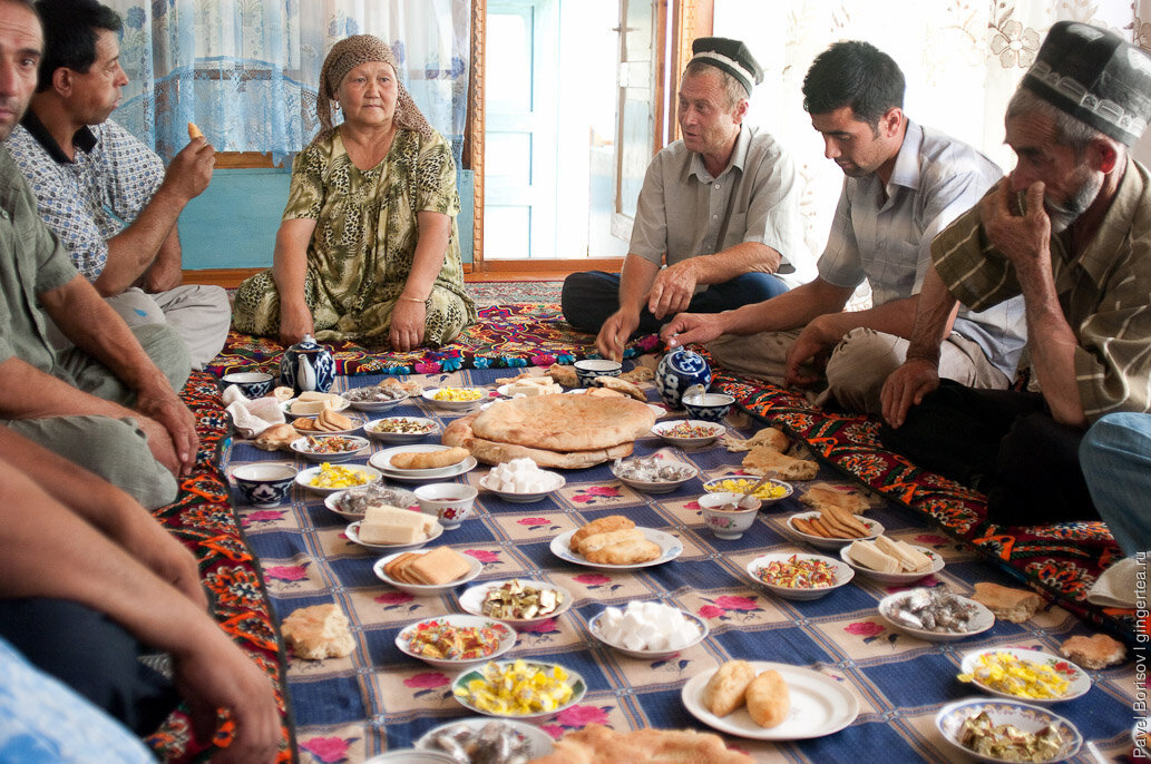 Большой по узбекски. Дастархан Узбекистан семья. Узбекское застолье. Узбеки за столом. Таджики за столом.