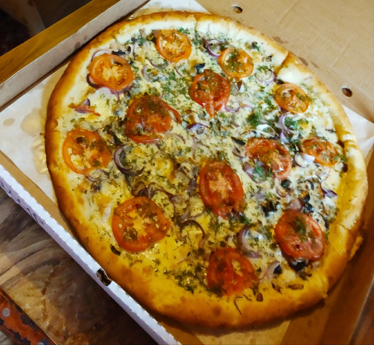 Пицца из доставки еды на дом (фото моё)