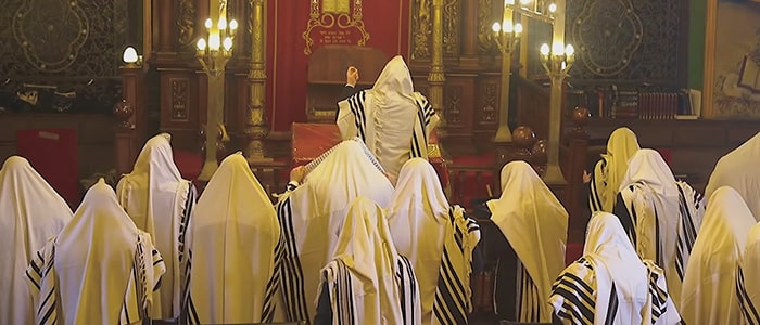 Миньян для молитвы. Миньяна миньян. Тора про тфилин. Тфилин иудаизм. Миньян в иудаизме.