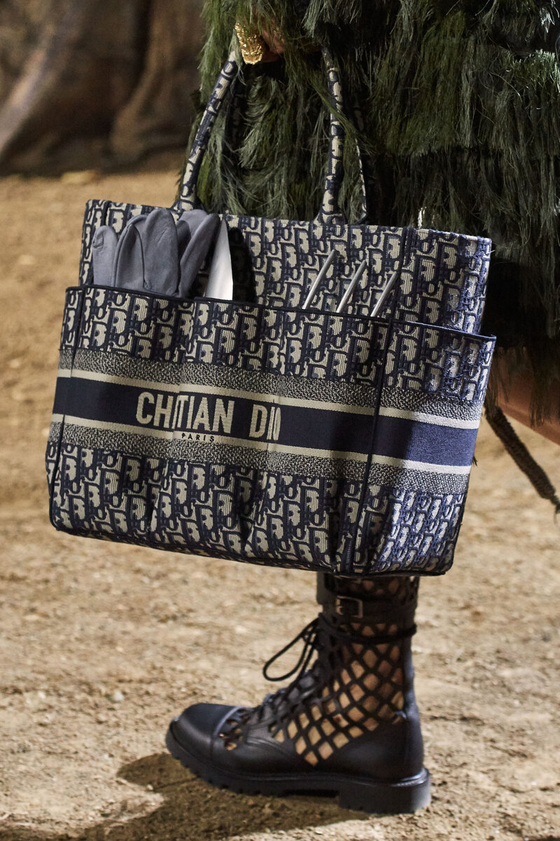 На первом фото вы видите сумку от дома Dior. ее цена на официальном сайте 2 250 евро, в переводе на рубль по курсу от 20.02 почти 155 тысяч рублей.

