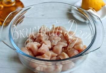 Курицу нарезаем на небольшие кусочки. Кладем в миску, добавляем соль, перец, орегано, тертый чеснок, лимонный сок и оливковое масло. 