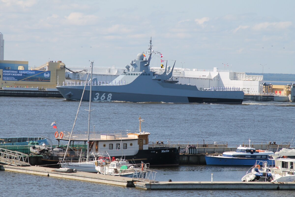 Название выставки о кронштадте. Кронштадт 1965 гавань. Морской офицер. Якорная площадь в кронштадте. Пасха служба кронштадт 2024.
