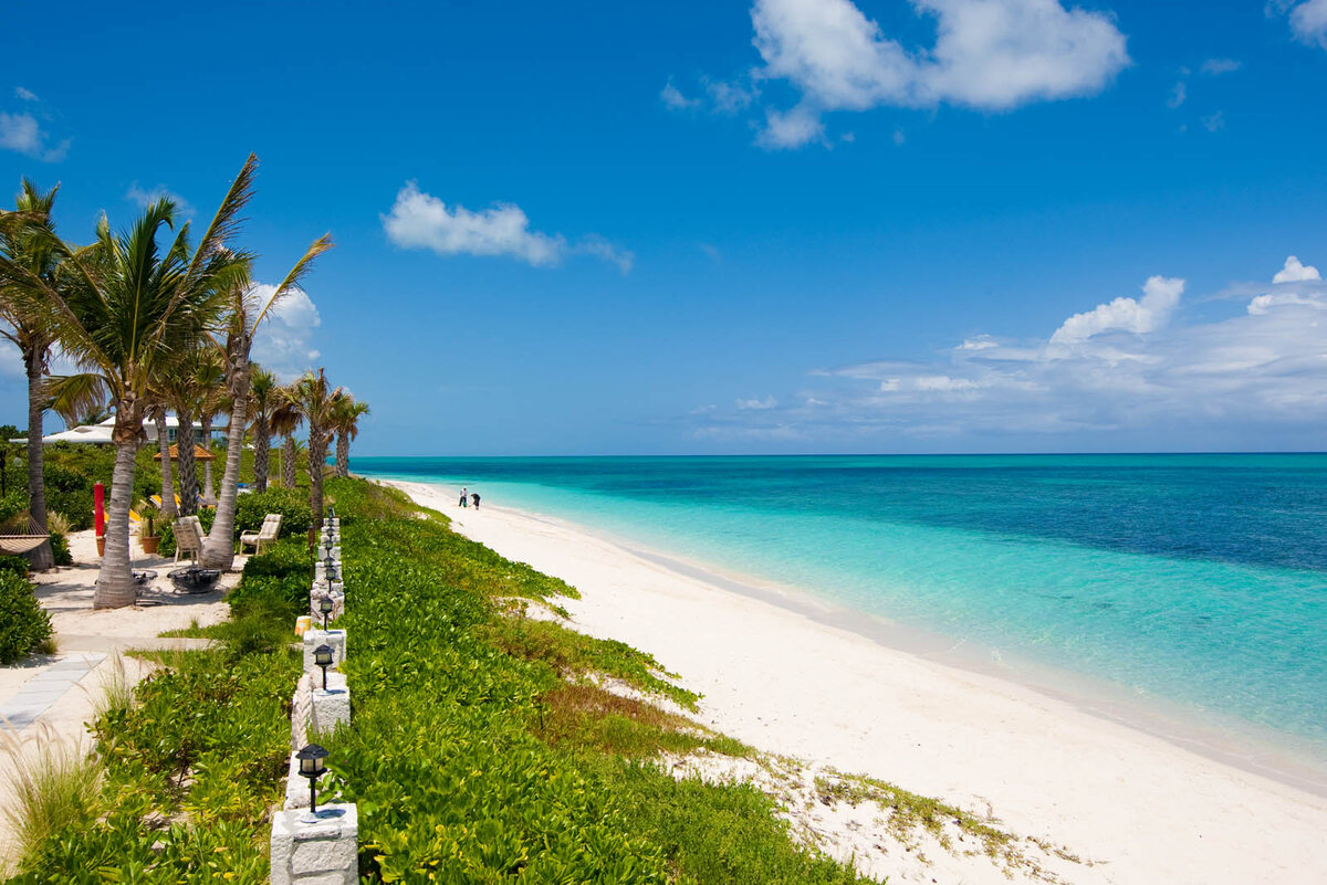 Grace Bay Beach. Фото с caribiquevillarentals.com