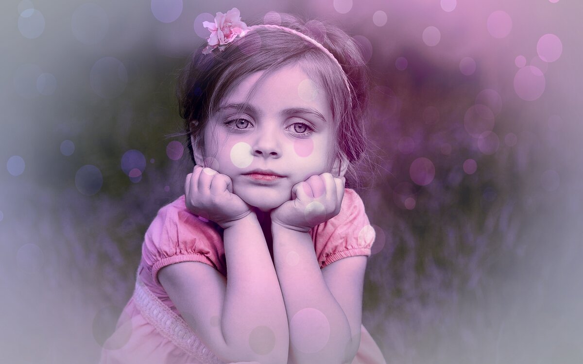 Моника Грей, чудом уцелевшая после жуткой автокатастрофы, лежала на носилках с переломанными руками и ногами и… улыбалась