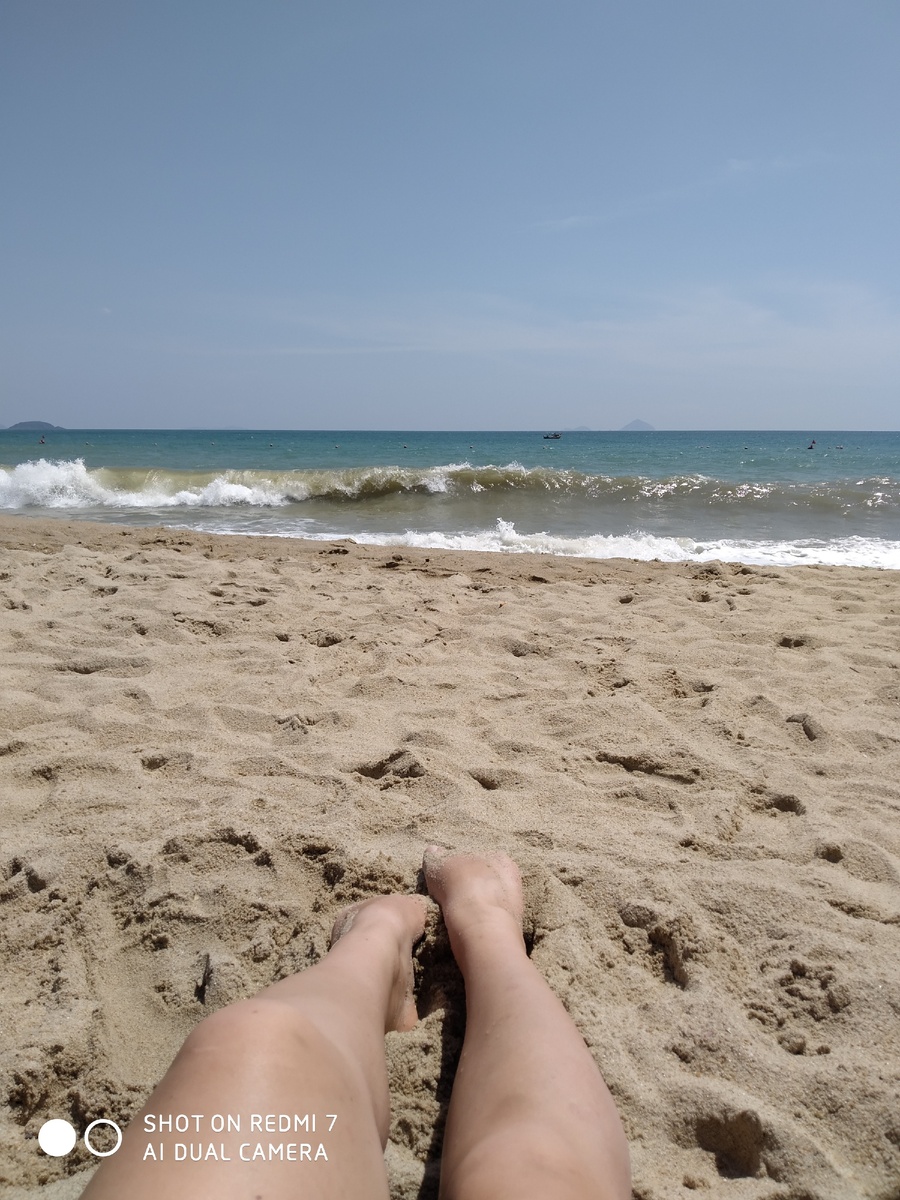 Вот и золотой песок с морем