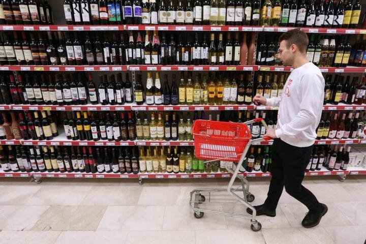 Надо не забыть - бутылку вискаря Red Label и памперсы.