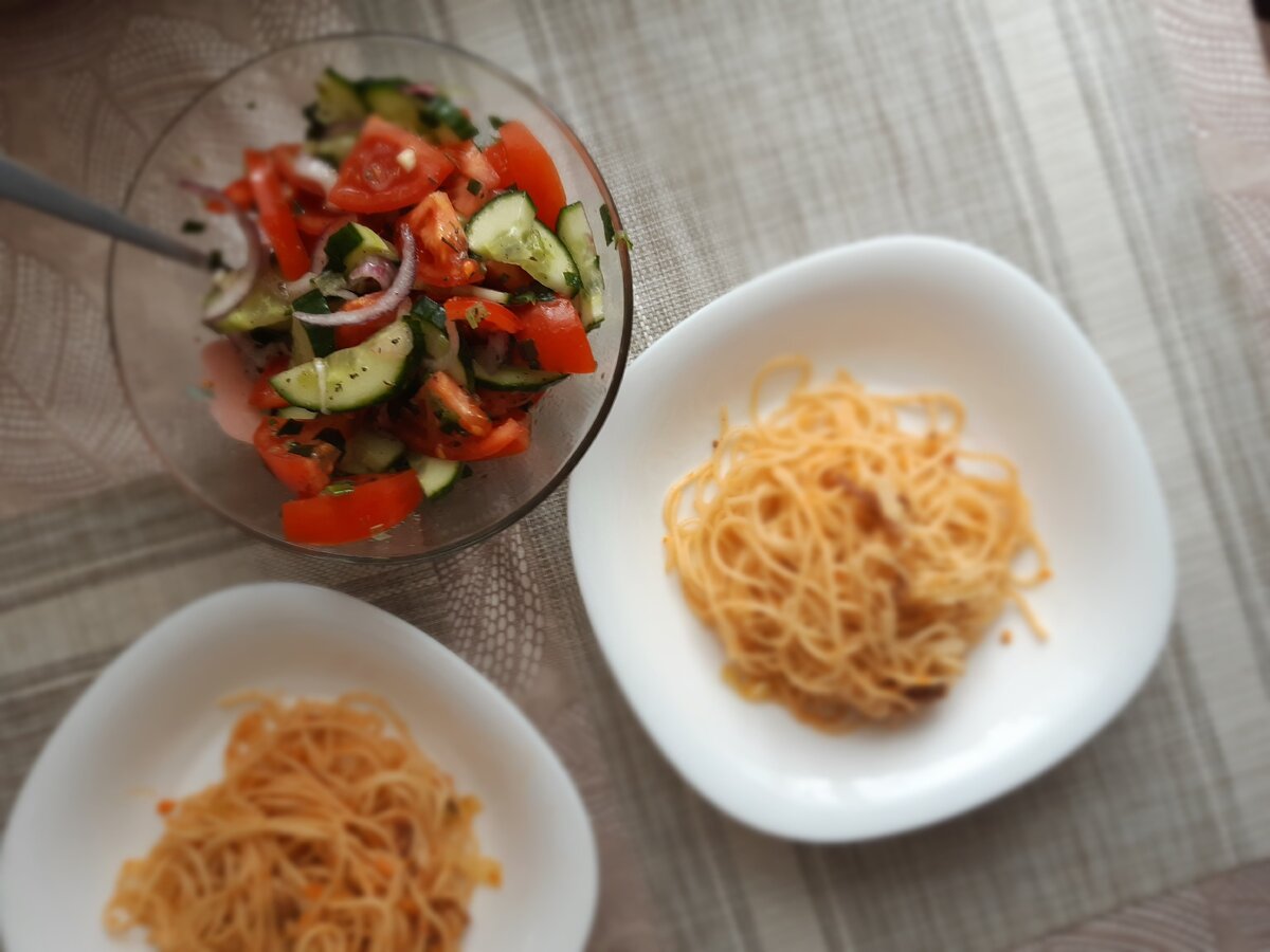 Вот такой  наш   завтрак. Еще было лечо, хлеб, кофе и сушки.