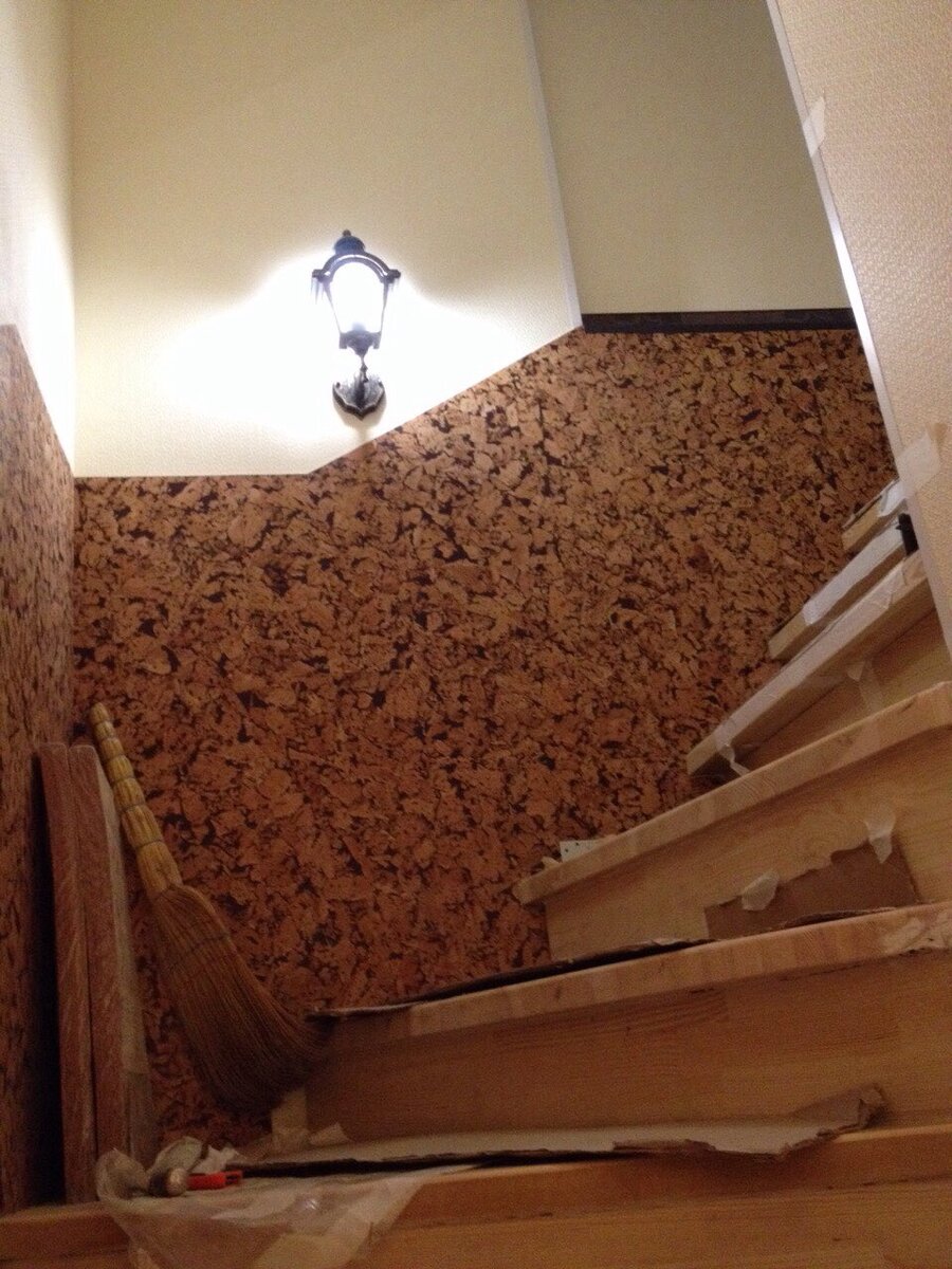 Пробка с обоями просто граничит - поклейка в стык.Доски очень затаптываются, приходилось лепить картон...