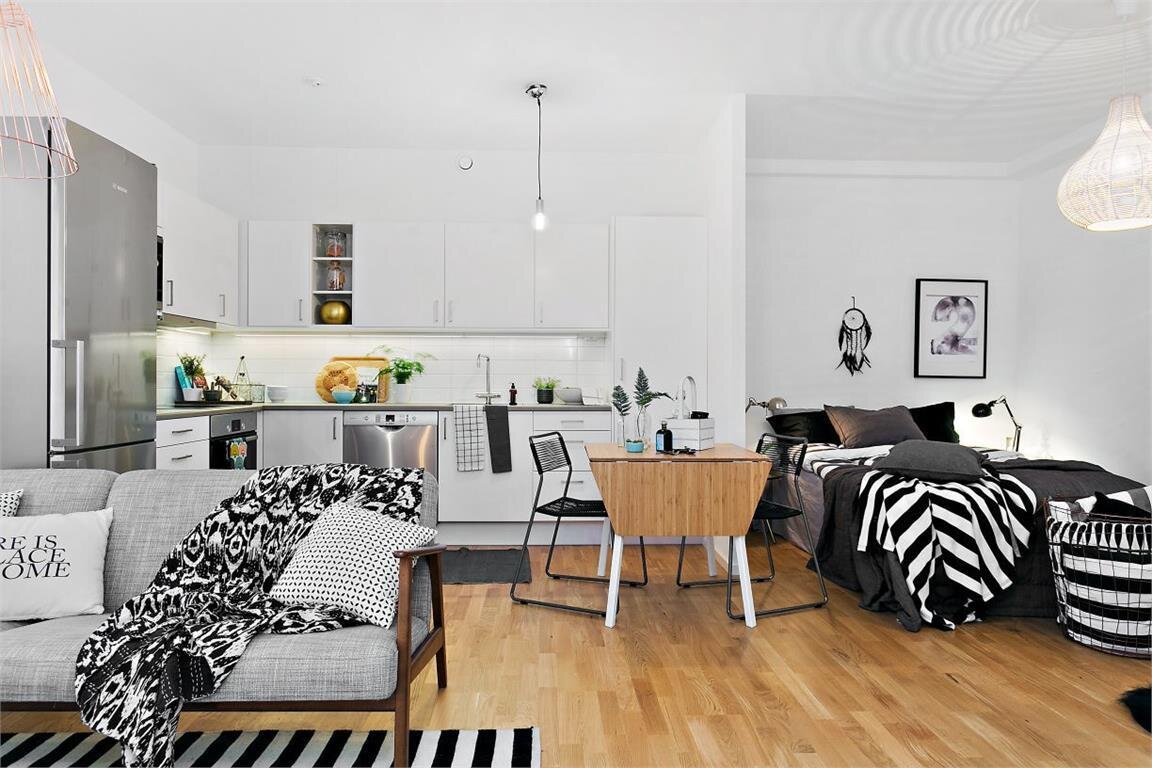 Благодаря удачной расстановке мебели небольшая квартира не кажется захламленной.