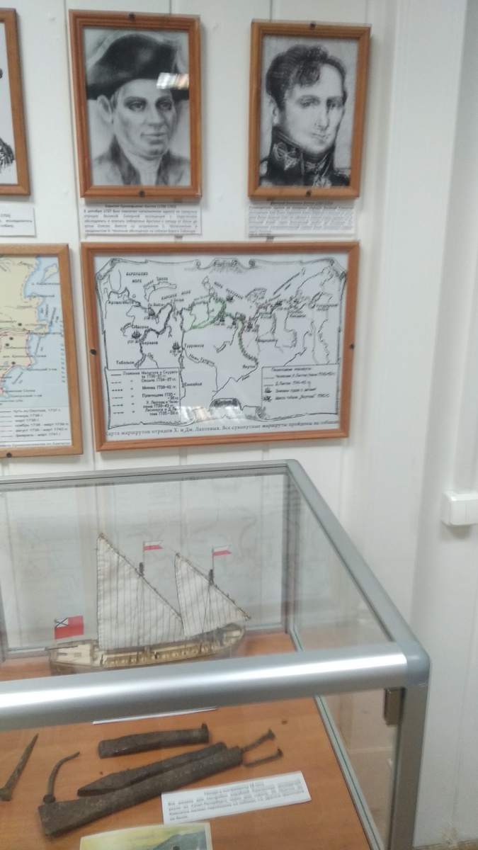 Портреты братьев Лаптевых и первая карта северных территорий России (фото Музея Собаки. Зал "Собаки в освоении Севера")