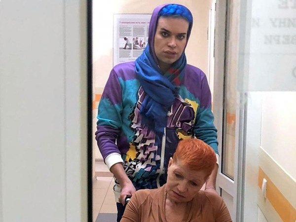 Гоген везёт ослабленную медицинскими препаратами жену Екатерину (фото: Яндекс.ру)