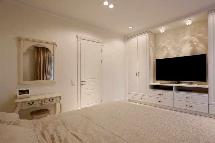 Небольшой столик в спальне