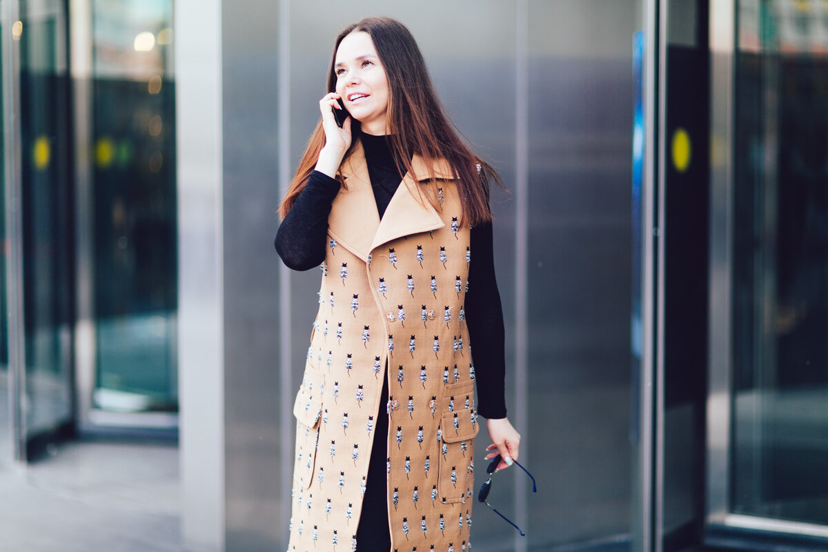 Звонок мошенников застал меня на следующий день, после того как я долго и нудно разбиралась с банком о ряде транзакций о поступлении и снятии средств со счета компанией  Europecar 