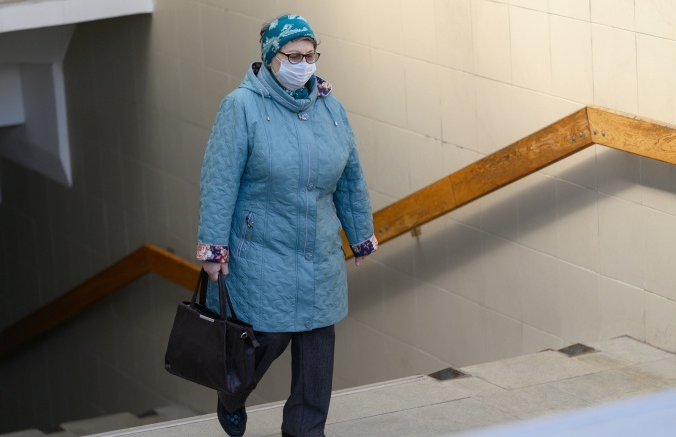 Ехала по улице, встретила больше пенсионеров, чем людей в масках, фото с сайта https://v1.ru/