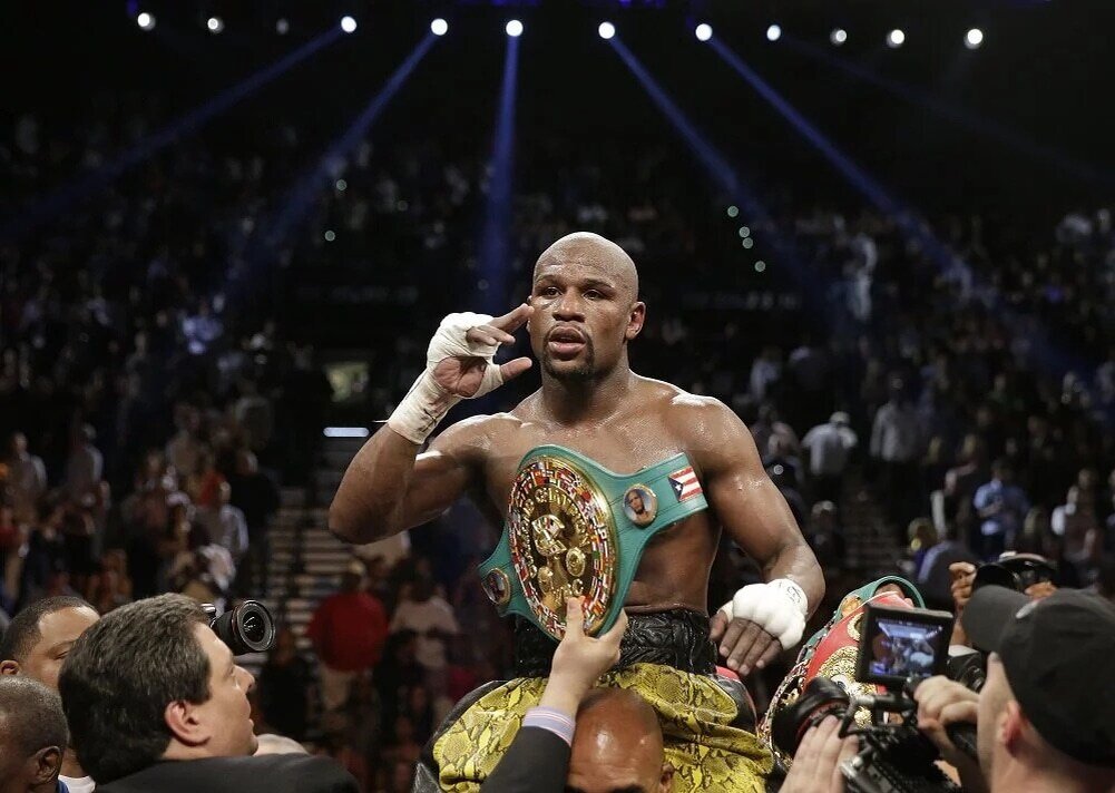 Флойд мейвезер состояние. Флойд Мейвезер. Floyd Mayweather с поясами. Американский боксёр Флойд. Флойд Мейвезер фото.