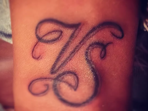  Всякий раз, как забивал гол, демонстрировал публике именно эту руку.  