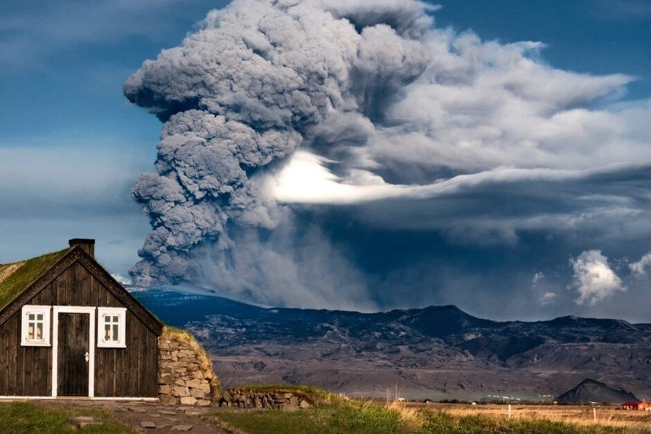 Фото из открытых источников - извержение вулкана, от которого парализовало авиасообщение в Европе