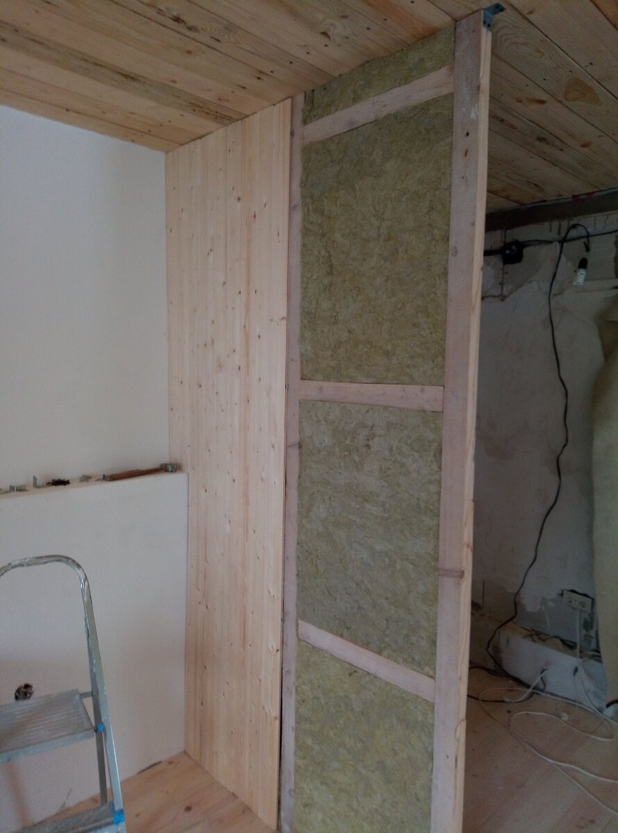 Вставил утеплитель и начал отделывать вагонкой