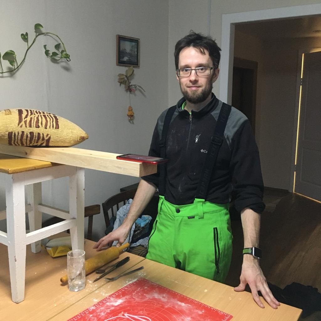 Телефон лежит на доске. Никакого дополнительного света. Зато весело)