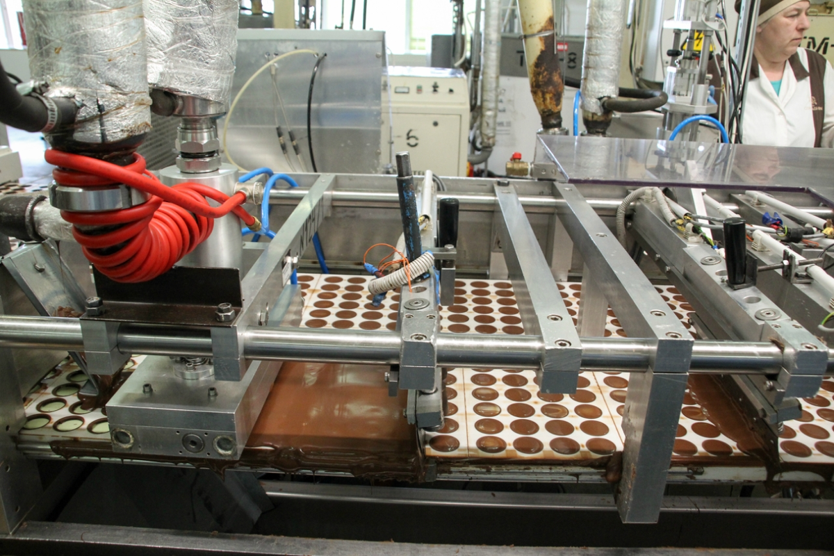 Оборудование по производству конфет. Формование шоколада. Формование шоколада на производстве. Шоколадная фабрика оборудование для производства. Производство массовых изделий