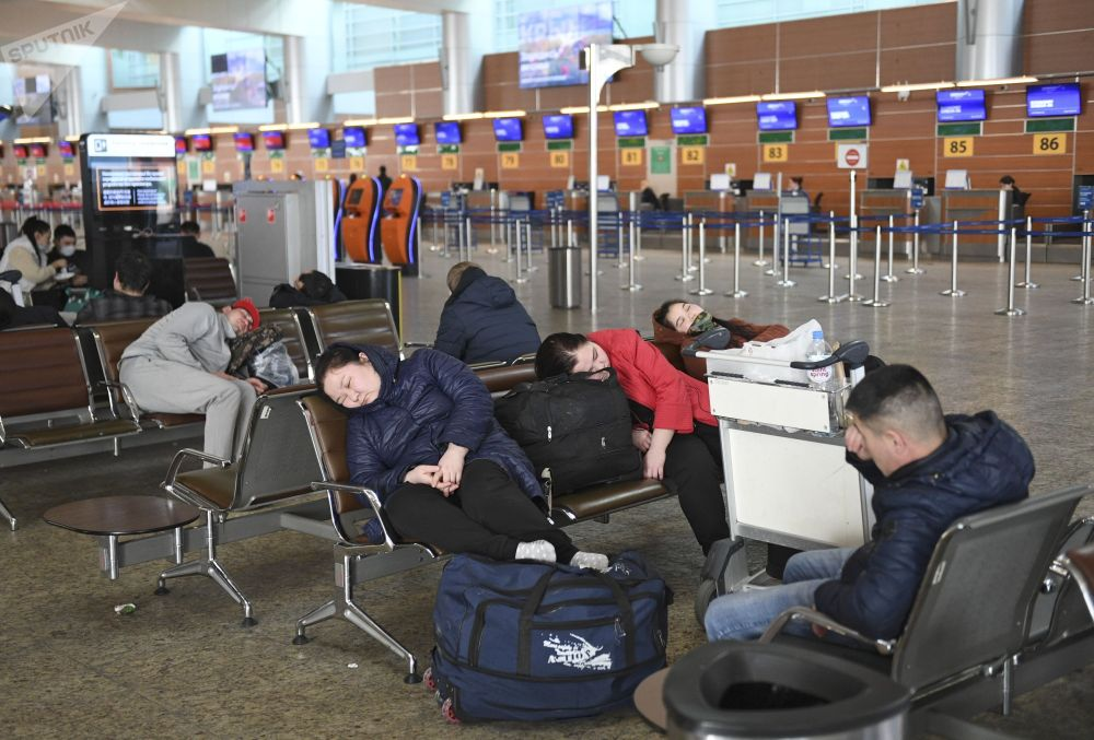 Мигрантов домой из россии. Шереметьево зал ожидания. Аэропорт Узбекистан зал аждание. Мигранты в аэропорту. Ожидание в аэропорту.