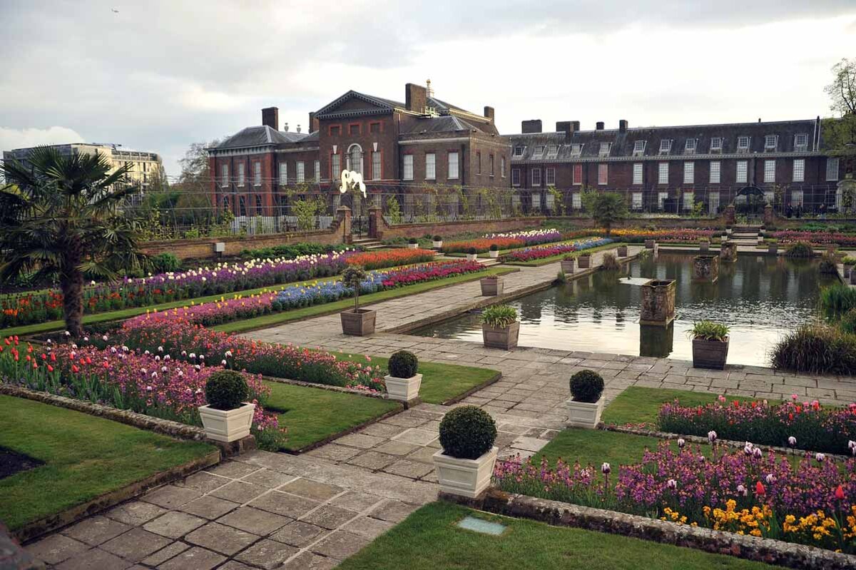 Сайт кенсингтонского дворца. Кенсингтонский дворец в Лондоне. Кенсингтонские сады в Лондоне. Сады во дворцах Кенсингтон. Лондон сады дворца Кенсингтон.