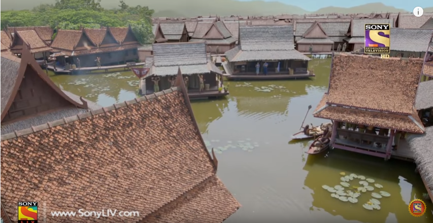 Кадр из фильма. Разбойничий поселок. По легенде, он стал домом для одного из великих индийских царей. Заметим кстати, что предводительницу дасью, приютившую Пуру и его приемных родителей, и, судя по всему, его будущую тещу, зовут Маханандини. Случайно, или реверанс в сторону первоисточника?