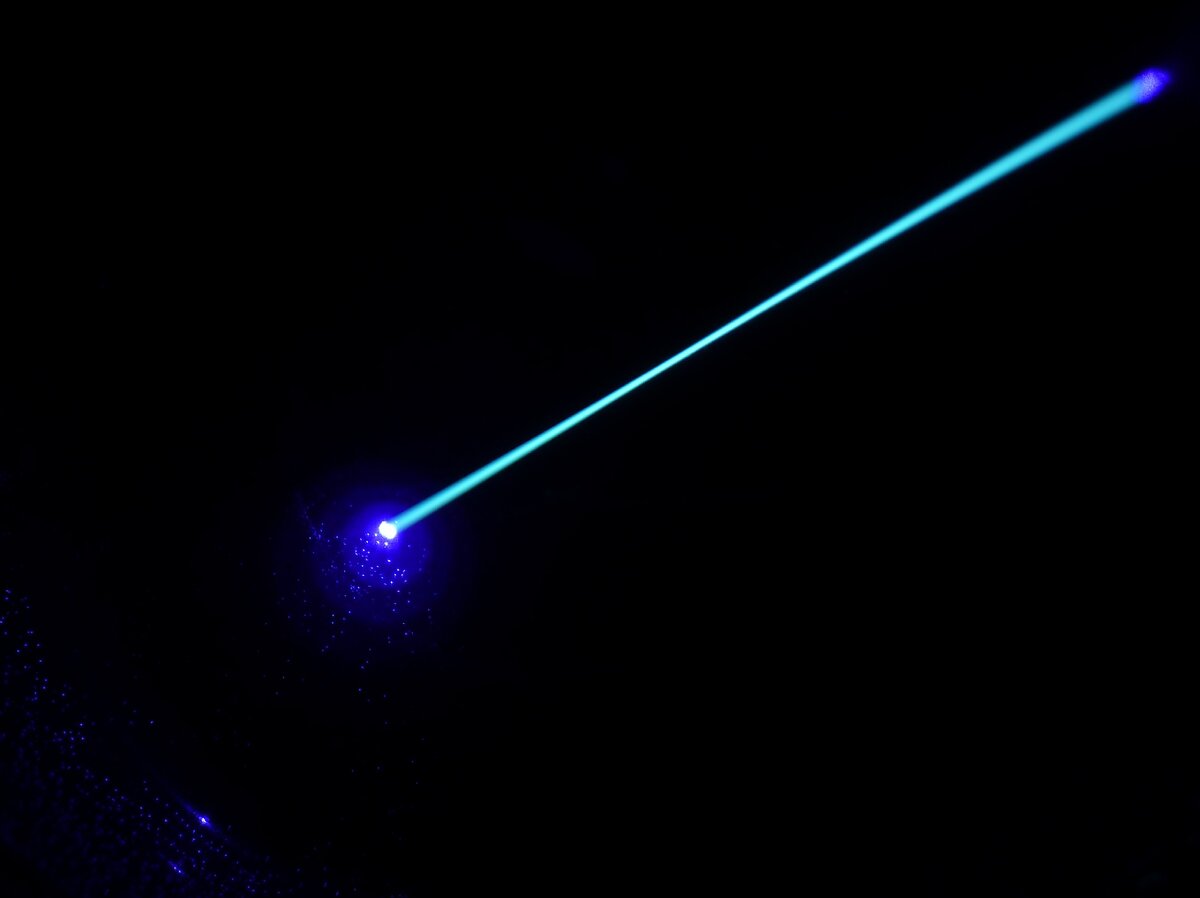 Зелёное свечение обычной водопроводной воды от фиолетового луча.