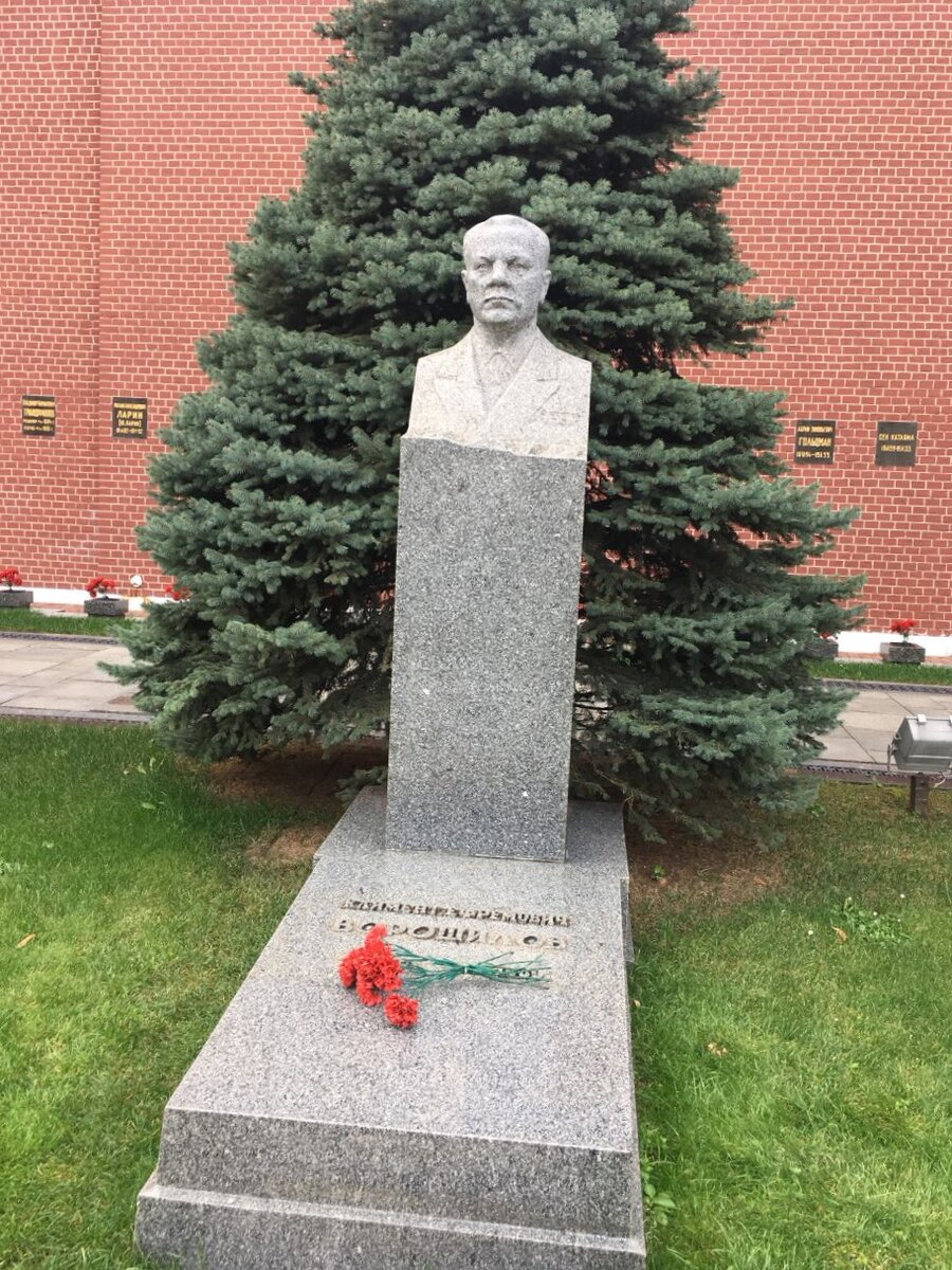 Могила Андропова у кремлевской