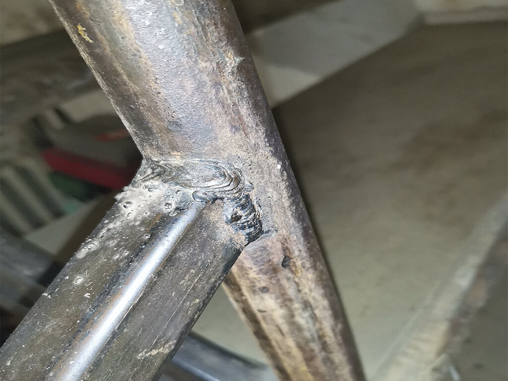 Вот такой вот примерно шов был года 2 назад, а  4  года назад там был не шов,а просто ужас )