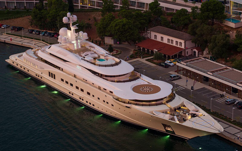 "Pelorus" – номер 10 в ТОПе дорогих яхт мира
Стоимость Pelorus составляет $300 млн.
Топ 10 дорогих яхт мира открывает яхта под названием "Pelorus". Её стоимость равна $300 000 000. Первым владельцем яхты был Шейх Мод Хассан из Саудовской Аравии. Затем на ней плавал Роман Абрамович из России. Сегодня же владельцем красивого плавающего транспортного средства, которое входит в топ дорогих яхт мира, является Дэвид Геффен из США.
