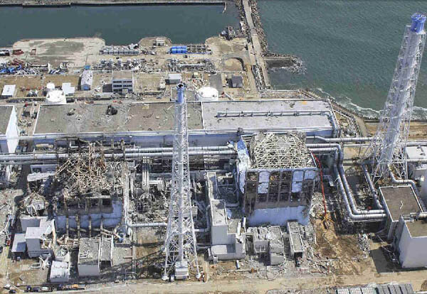 После 9-балльного землетрясения и цунами, которые обрушились на Японию, ядерная установка Фукусимы Daiichi осталась без электроснабжения и потеряла способность охлаждать реакторы с атомным топливом. Это привело к радиоактивному заражению большой территории и акватории. Около двухсот тысяч жителей были эвакуированы из-за боязни возникновения тяжёлых заболеваний в результате облучения. Катастрофа еще раз заставила ученых задуматься об опасности атомной энергии и необходимости разработки альтернативных электростанций. 