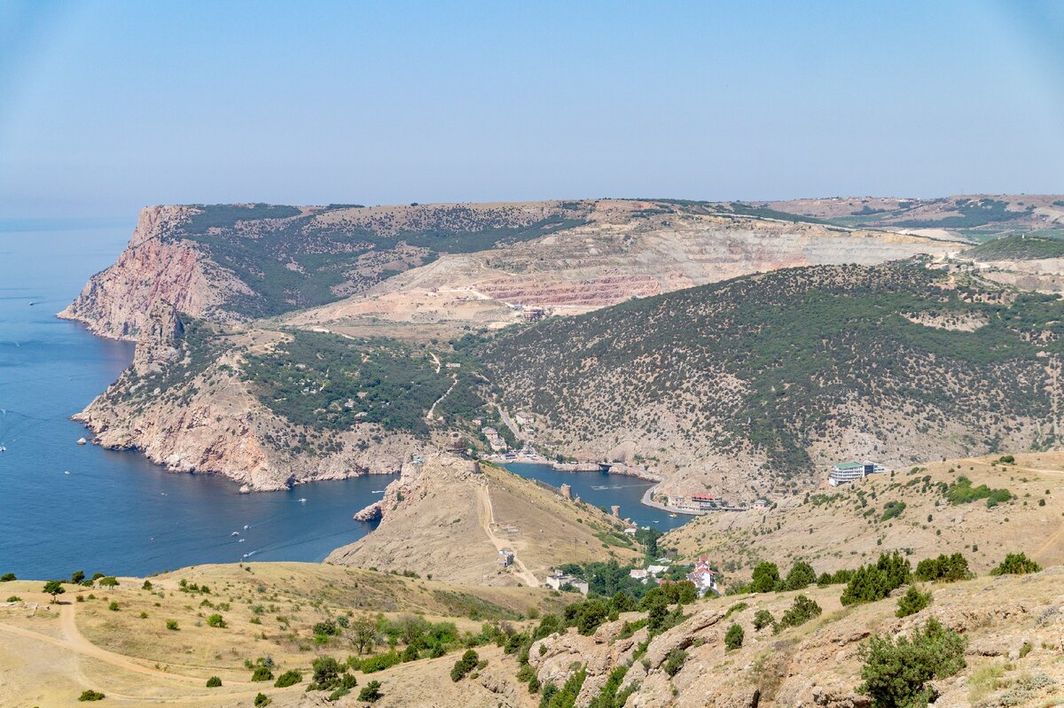 Вид на крепость Чембало, южную часть Балаклавской бухты, гору Таврос и мыс Кая-баши с горы Аскети.