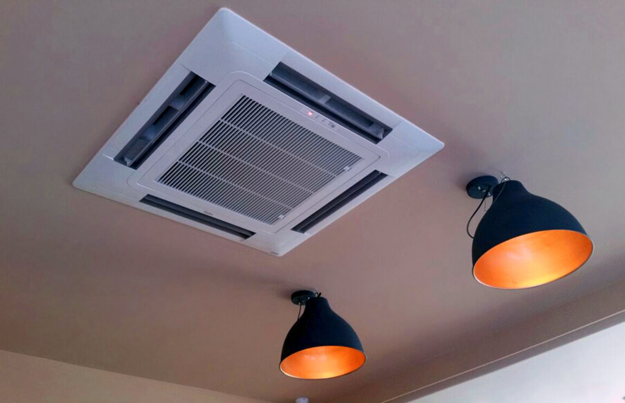 Кассетная потолочная сплит-система (Фото: https://proclimatgroup.ru/)